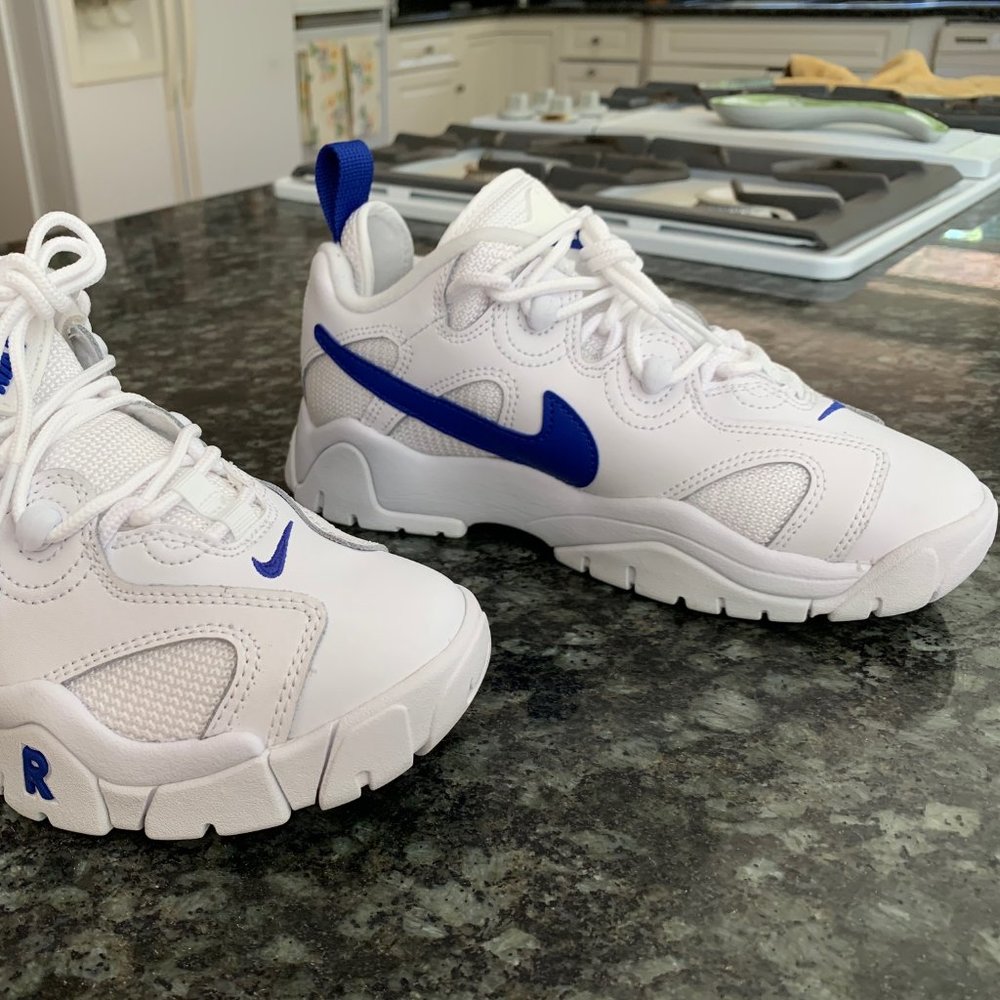 Nike Air Barrage Low - Kids size 4Y